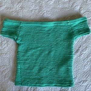 GUESS OFF THE SHOULDER CROP TOP